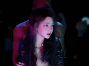 Une belle femme asiatique et des hommes noirs dansent