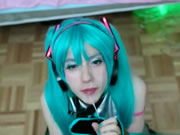 Petite fille Cosplay jouer avec une Machine de Masturbation